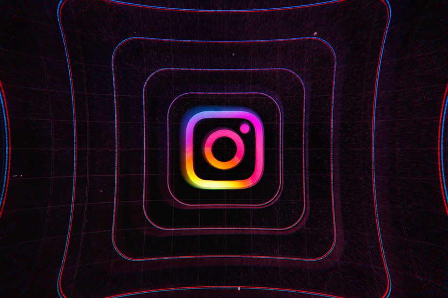 iOS 14 предупреждает, что Instagram следит за вами через камеру