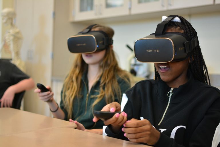 DPVR совместно с Veative предоставляет образовательные решения в VR для студентов STEM
