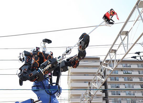 Гигантские VR-роботы строят железные дороги в Японии