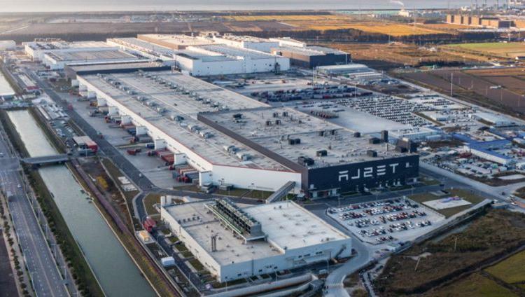 TESLA - сорвался запуск второй смены на предприятии в Шанхае