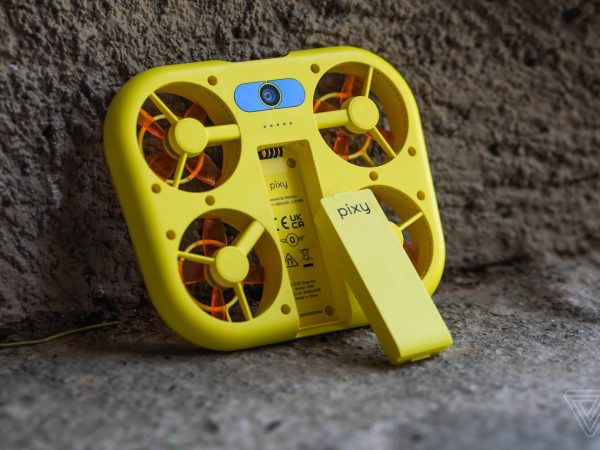 Snap представляет Pixy, карманный дрон с камерой для Snapchat