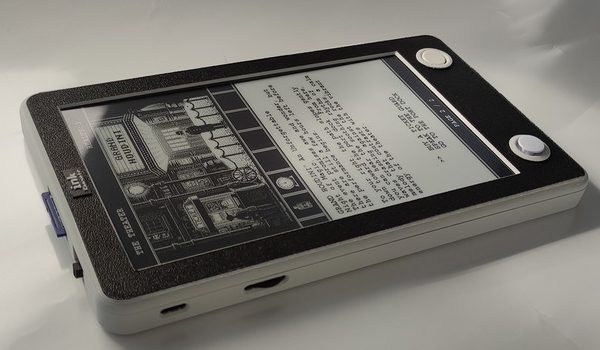 Книги оживают! Гибридная консоль с E-Ink экраном меняет представление об играх!