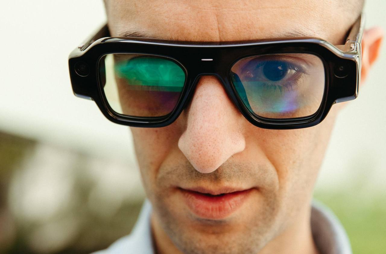 Snap запускает очки Specs с кейсом-модемом, корпоративными партнёрами и ИИ-ассистентом на нескольких платформах