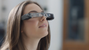 EPSON продемонстрирует систему AR очков MOVERIO для пилотирования дронов.